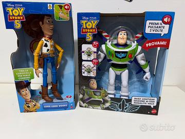 Toy Story 5 Buzz lightyear Hi-Tech e Woody ITALIAN