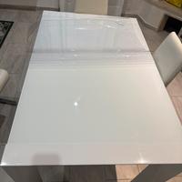 Tavolo in vetro laccato bianco