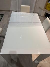 Tavolo in vetro laccato bianco