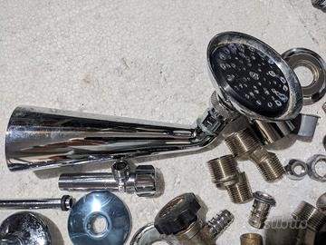 Rubinetti cromati per lavandino e altri accessori 