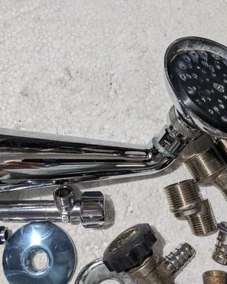 Rubinetti cromati per lavandino e altri accessori 