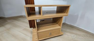 Mobiletto con ruote, ripiani girevoli e cassetto