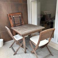 Tavolo da giardino in legno + 2 sedie con cuscino