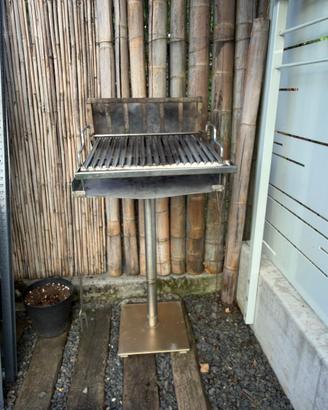 Barbecue a legna con griglia in acciaio inox