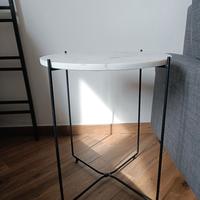 Tavolino nero con ripiano in marmo