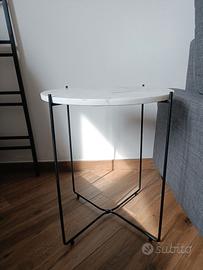 Tavolino nero con ripiano in marmo