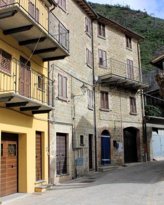 PALAZZINA A SCHEGGIA E PASCELUPO