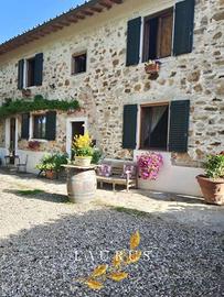 Rustico / Casale di 245 m² con più di 5 locali a G