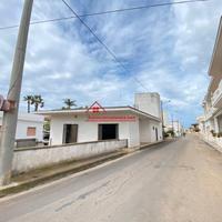 Locale commerciale con scoperto esclusivo