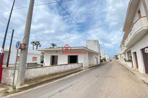 Locale commerciale con scoperto esclusivo