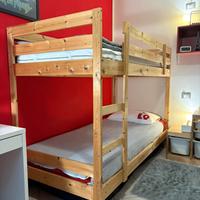 Letto a castello in legno, rifornito di materassi