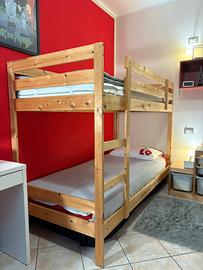 Letto a castello in legno, rifornito di materassi