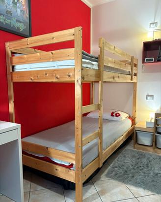 Letto a castello in legno, rifornito di materassi