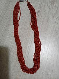 collana  con tanti fili di perline rosse