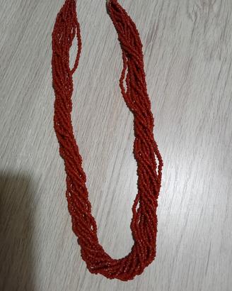 collana  con tanti fili di perline rosse