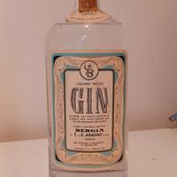 Si tratta di una
collezionedi diverse botiglia 