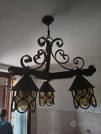 Lampadario in ferro battuto e legno massello