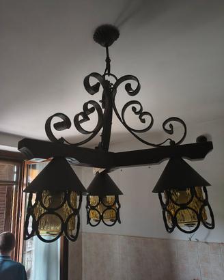 Lampadario in ferro battuto e legno massello