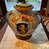 Grande orcio in maiolica dipinta in policromia