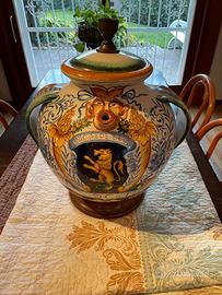 Grande orcio in maiolica dipinta in policromia