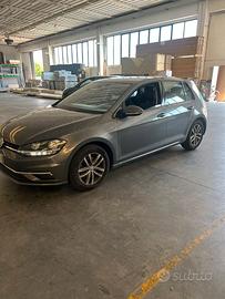 Auto Volkswagen Golf