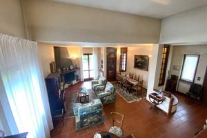 Villa di 338 m² con 5 locali e box auto doppio a T