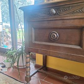 credenza in stile con gambe tornite