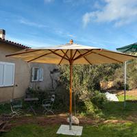 Ombrellone in legno con base metallica