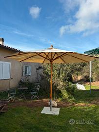 Ombrellone in legno con base metallica