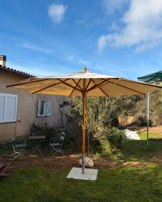 Ombrellone in legno con base metallica