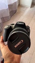 Canon EOS 2000D con obiettivo Canon EF-S 18-55mm,