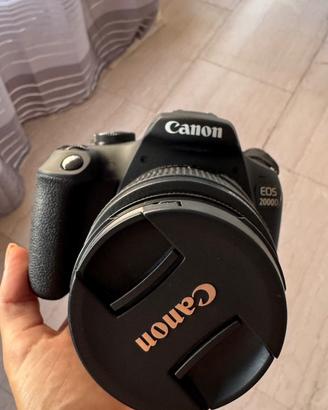 Canon EOS 2000D con obiettivo Canon EF-S 18-55mm,