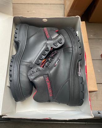 Scarpe antinfortunistiche COFRA per elettricisti.