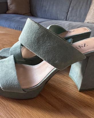 Sandali con plateau scamosciati verde salvia