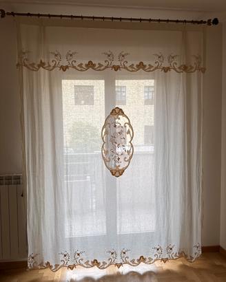 Tenda in lino con ricami completa di asta
