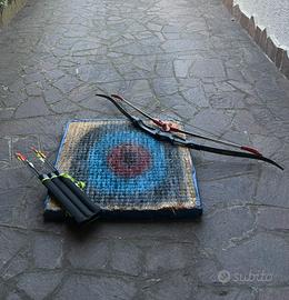 set tiro com l’arco con arco, frecce e paglione