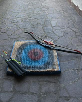 set tiro com l’arco con arco, frecce e paglione