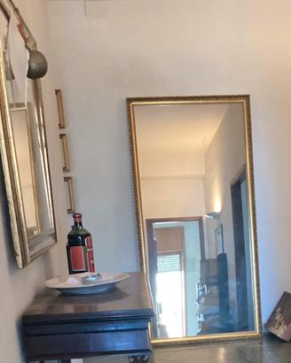 Grande specchio con cornice dorata