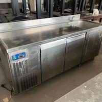 Lavello professionale in acciaio con frigoriferi