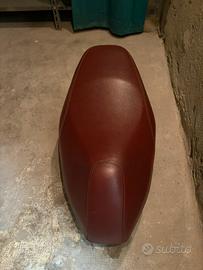 Sella di pelle Bordeaux per Kymco Agility 150i R16