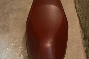 Sella di pelle Bordeaux per Kymco Agility 150i R16