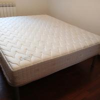 Materasso matrimoniale e rete con doghe
