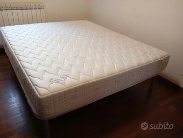Materasso matrimoniale e rete con doghe