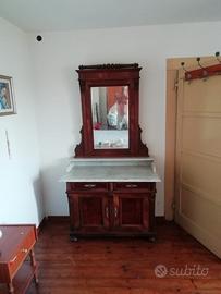 Toilette con specchio e piano in marmo