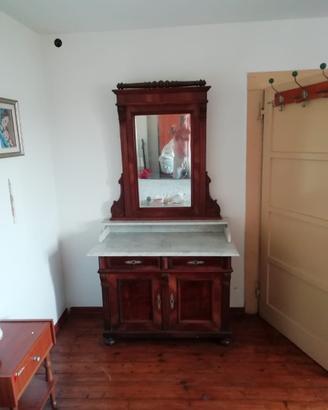 Toilette con specchio e piano in marmo
