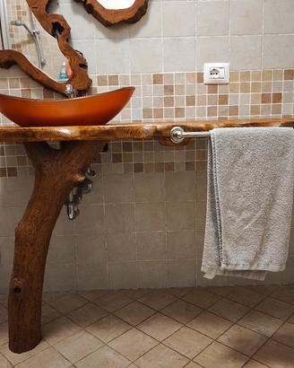 Mobile bagno in legno completo.