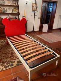 Letto singolo rosso e bianco.