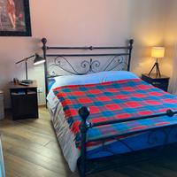 Letto matrimoniale in ferro battuto e comodini