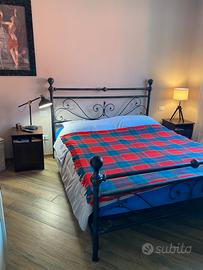 Letto matrimoniale in ferro battuto e comodini