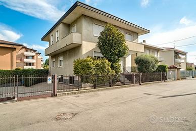 Ampia villa bifamiliare